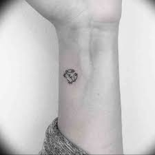 The little blue stars around the pink ribbon are a beautiful touch and add a very good sense of color to this whole tattoo. Photo Tattoo Zodiac Sign Cancer 19 06 2019 038 Tattoo Zodiac Sign Tattoovalue Net Tattoovalue Net