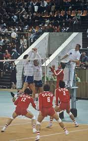 Мұнда 2 команда тордың екі жағына бөлініп тұрып, әр команда өздеріне тиесілі. Volejbol Na Letnih Olimpijskih Igrah 1980 Vikipediya