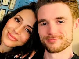 Dating expert shares secrets to first date success including avoiding  dinner and 'raunchy texters'