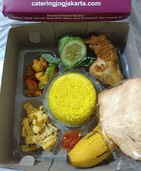 Pihak yayasan beralasan label nasi anjing dipilih karena berpatokan dengan nasi kucing, hanya saja kali ini porsinya sedikit lebih banyak. 0812 2684 1283 Menu Dan Harga Nasi Box Di Jogja Untuk Syukuran Juli 2021