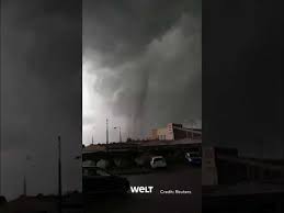Möglicher tornado fegt über ostfriesland: Heftiger Tornado In Tschechien Youtube
