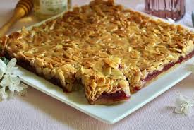 Même si vous craquez, votre taille de guêpe n'en souffrira pas! Gateau Nid D Abeille Aux Amandes Et Au Miel D Acacia Le Pays Des Gourmandises