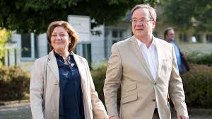 Laschet earned a law degree and worked as a journalist before and during his early political career. Susanne Laschet Privat Hochzeit Nach Prugel Schock So Lernte Sie Ihren Ehemann Armin Kennen News De