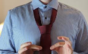 Viielen vielen dank für das video, ich hab mir vor 2jahren das letzte mal ne krawatte mit'm einfachen windsor gebunden und wollte mir heute wieder ne krawatte binden, aber ich hab's nichtmehr ganz gewusst, und durch dieses video konnte ich ihn mir wieder binden, danke für das video. Krawatte Schlips Binden 4 Anleitungen Videos