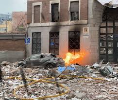 Un video muestra la enorme explosión que se vivió esta martes en la capital de líbano, beirut. Ascienden A Cuatro Los Muertos Tras Una Fuerte Explosion En Un Edificio En El Centro De Madrid Radio Madrid Cadena Ser