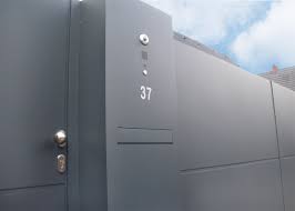 nordzaun modell oslo kommunikationspfosten design mit dem neuen kommunikationspfosten setzt nordzaun seine ho hauseingang gestalten zaun briefkastenanlage