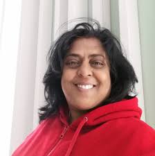 What are some free music sites or playlists for aquatic fitness classes?