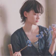 ショートヘアスタイル うざバング シースルーバング 無造作 黒髪 ラフ 耳かけ 外ハネ アンニュイ ウェット 透明感 ウェーブ アッシュ henri ヘアーデザイン ショートボブ 黒髪 ヘアカット