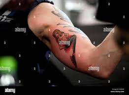 Un uomo ha ottenuto una sirena tatuata sul suo braccio da Ami James.  Danimarca 2013 Foto stock - Alamy