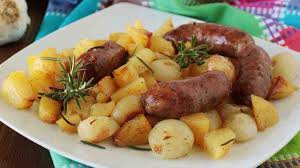 Laver et brosser les pommes de terre. Saucisses Et Pommes De Terre Avec Oignons Au Four