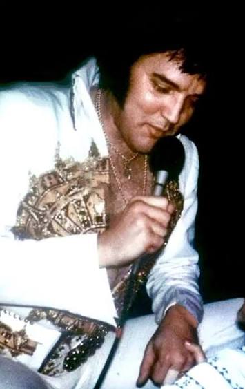 The world stopped on August 16, 1977, when news spread that Elvis Presley—the voice that had defined a generation—was gone. Fans gathered in grief, lining the streets in silence as the King
