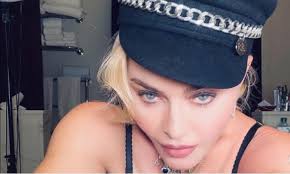 Il progetto è stato presentato il 24 giugno con una maxi proiezione al nasdeq di times square. Madonna Se Devoile Encore A La Limite Du Deraisonnable