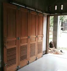 Jika kebanyakan orang yang memiliki 1 unit motor saja akan memasukan motornya ke dalam rumah, beda halnya dengan pemilik mobil yang tidak mempunyai garasi maka tidak bisa dimasukkan ke dalam rumah. Pintu Besi Pintu Garasi Rel Pintu Garasi Kayu