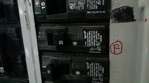 However, if there a loose wire or a fault in the circuit breaker , the flow of electricity creates a buzzing sound. Buzzing Sound Relates To Domestic Fuse Problem Or Bigger Issue Home Improvement Stack Exchange