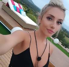 Erin Barnett Is A Gorgeous Girl Who Is Currently Competing In Popular Dating Based Reality Show Love Island Australia Season 1 Love Island Gorgeous Girls Erin
