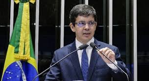 O senador pelo amapá randolfe rodrigues (rede) disse em entrevista à bbc news brasil que o governo de jair bolsonaro (psl) incentiva invasões de terras indígenas para a exploração de minério, como as denunciadas recentemente por lideranças do povo wajãpi, no oeste de seu estado, e que. Senadores Obtem Assinaturas Para Barrar Mudanca Da Ficha Limpa Prisma R7 R7 Planalto