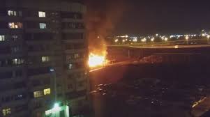 За это время стало известно о том, что пострадали несколько сотрудников мчс, один пожарный погиб, огонь перекинулся на здания по соседству. V Set Vylozhili Video Pozhara Na Oktyabrskoj Naberezhnoj Moika78 Ru Novosti Spb