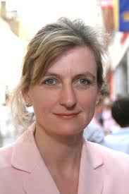 7 imágenes de Hugo and Elizabeth Vickers 'St George's Chapel, Windsor  Castle' Book signing at Waterstones, Windsor, Britain