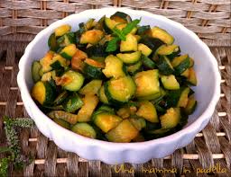 Per preparare questo contorno si inizia mettendo in una padella capiente l'aglio, il peperoncino, la cipolla tritata finemente e l'olio extra vergine di oliva. Zucchine In Padella Ricetta Contorno Semplice E Veloce