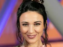 Pour l'instant le fameux roger , dont le prénom. Delphine Wespiser Sa Belle Declaration A Son Compagnon Roger Pour Son 55e Anniversaire Femme Actuelle Le Mag