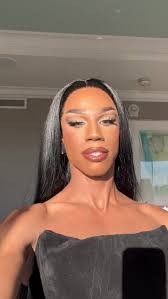 Naomi Cummings's Instagram, Twitter & Facebook