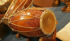 Gamelan merupakan kumpulan alat musik yang menonjolkan demung, peking, kendang, saron dan gong. Alat Musik Gamelan Sejarah Asal Daerah Cara Mainnya Lengkap