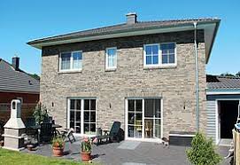 Stadtvilla Mit Grauem Dach Grauen Hellen Klinker Verblender Mit Weissen Fenstern Stadtvilla Villa Fassade Klinker