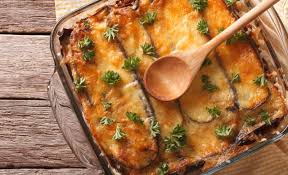 Incredibil de buni si rapizi, numai buni acum pe caldura asta cand numai chef de stat in bucatarie nu avem. Musaca De Vinete Cu Dovlecei Si Parmezan Fara Carne La Cuptor