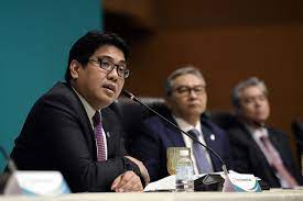 Tengku mohamad bin tengku abdul aziz is the descendant of sultan hussein shah, the 18th sultan of johor and the current head of house of singapore. Petronas Ceo Says Important To Diversify Into Renewable Energy Money Malay Mail