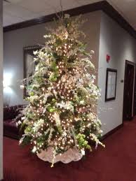 Christmas Tree Decorated With White Flowers Christmas Tree Decorations Tree Decorations Christmas