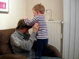 Eine Katze Steigt Aufs Dach Ein Spiel Mit Babygebarden Youtube Kinderlieder Kinder Lied Kinder Spass