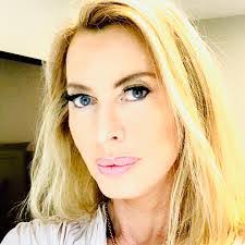 Kari Wells's Instagram, Twitter & Facebook