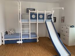 Das hochbett mit rutsche aus kiefer ist eben eine tolle kombination aus spielturm und ruheoase im kinderzimmer. Etagenbett Mit Rutsche Oli Niki