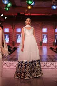 Omg Cute Fusion Of Indian And Arabic Styles Could Do A More Pakistani Or Arab Color Style Indian Bridal Wear Indian Bridal Bridal Elegance
