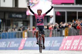 El colombiano egan bernal intentará acechar este fin de semana una vez más el primer lugar del giro de italia. Egan Bernal Dominates To Solo To Victory On Stage 16 Of The Giro D Italia 2021 Cycling Weekly