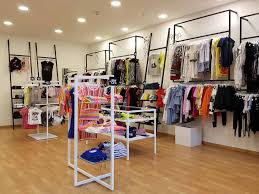 Arrediamo negozi di abbigliamento di svariate dimensioni, dai piccoli negozi di vicinato ai grandi negozi di abbigliamento dei centri commerciali. Idee Arredamento Negozio Abbigliamento Bambini Cominshop