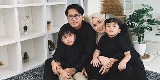 Contoh baju copel ayah ibu waktu acara lamaran anak : Kondisi Mertua Menurun Ayus Sabyan Belum Bertemu Sang Anak Sejak Bulan Januari Kapanlagi Com