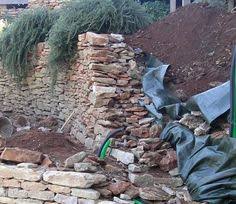 le drain dans la maconnerie du mur en pierre seche louis cagin dry stone wall dry stone building stone