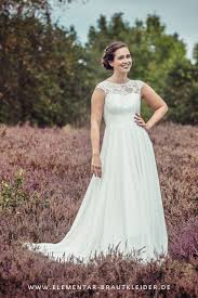 Durch einen weiteren abschluss aus so genannten beargräsern bekommt der brautstrauß eine weichheit, die ihn auch für brautkleider mit weitem reifrock geeignet macht. Elementar Brautkleid Naomi Moderne Brautkleider Fur Die Urbane Braut Schlichte Und Elegante Vintage Brautkle Romantische Hochzeitskleider Brautkleid Braut