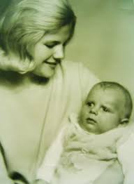 Paní eva atd, vždy poctivě platili státu nemalé daně, žádná konta ve švajcu.tak si ty hloupé výpady nechte. Eva Pilarova 1939 2020