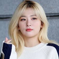 ▪ golden the beautiful girl with the long golden hair. 9 Female Idols Who Slayed Blonde Hair They Should Ve Been Born With It