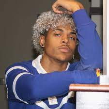 Pin By Mia Moronta On Mi Principe Curly Hair Men Light Skin Boys Guys With White Hair