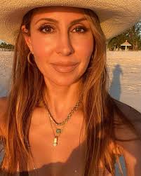 Golden hour by @nudeenvie #nudeenvie #goldenhour #makeup #summermakeup  #summerlook