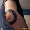 Diciembre 2014 · meses después, messi decidió mejorar el tatuaje de su pie izquierdo rodeando el nombre de thiago dentro de un corazón y dos alas, y añadiendo en la espinilla una espada clavada en una corona de rosas, un balón de fútbol y el número 10. 1