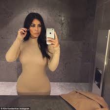 Kim Kardashian Can T Resist Taking Bathroom Selfie On Date Night Kim Kardashian Selfie Kim Kardashian Pregnant Kardashian