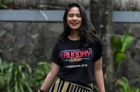 Film ini dibintangi oleh tissa biani, adinda thomas, achmad megantara, aghniny haque, kiki narendra, aulia sarah, aty cancer, diding boneng. Tissa Biani Sampai Trending 5 Fakta Menarik Film Kkn Di Desa Penari Matamata Com