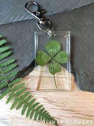 Real Four Leaf Clover Keychain Good Luck Charm Resin Keychain Dry 4 Leaf Clover Shamrock Unique Gift Cool Keychain Gift For Him Or Her Etsy Keychain Gift Four Leaf Clover