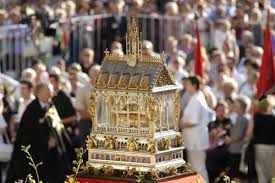 The basilica's website tells a straightforward story that accepts without qualification that the mummified right hand once belonged to king stephen, the first hungarian king (1000. Egyutt Az Orszag Augusztus 20