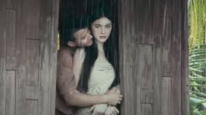 Penulis bahkan pernah beberapa kali menyaksikan beberapa pria dan wanita yang mengenakan pakaian khas setempat (abaya dan khandoura), dan hampir dapat dipastikan beragama islam, mengonsumsi alkohol di beberapa. 6 Rekomendasi Film Horor Komedi Thailand