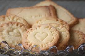 Tirate l'impasto e stendetelo in una sfoglia molto sottile, ritagliate i biscotti con uno stampino e infornateli su una teglia rivestita con carta forno a 180°c per circa 15 minuti. Biscotti Secchi Fatti In Casa
